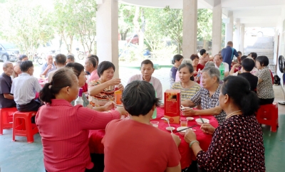 梅江区城北镇东辉足球俱乐部举办重阳节敬老爱老日活动