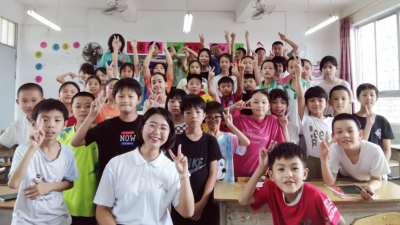 坐标梅县松口，一位支教老师正在教孩子们写诗…