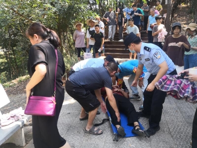 六旬游客景区晕倒，危急时刻他们出手了！
