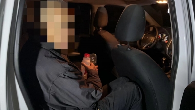 七旬老人竟在高速公路上散步！看见警车就躲！怎么回事？