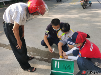 小孩突然被摩托车压住，旁人伸出援手…