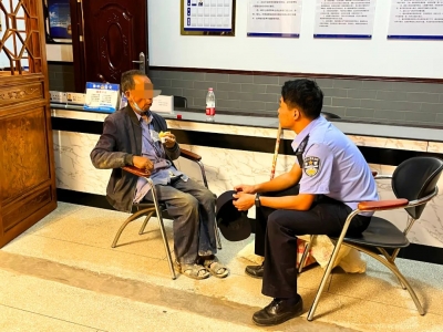 七旬独居老人迷路2天，已是步履蹒跚...幸好民警来了！