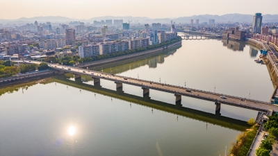 10月29日起，东山大桥门楼段双向主车道封闭施工！车辆辅道通行