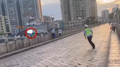 老人因家庭琐事欲跳河轻生，五华公安辅警及时出手将其救回