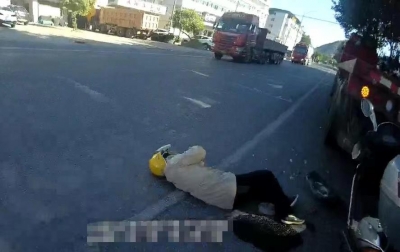 巡逻途中遇事故，民警立即伸援手