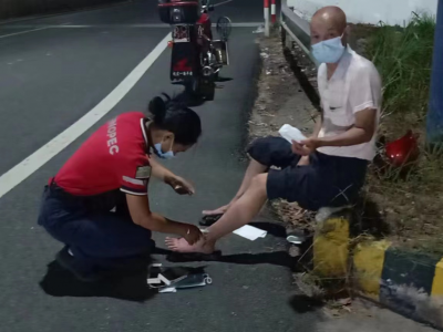 暖心！男子驾驶摩托车意外摔倒，她伸出友善之手！