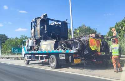 清晨一货车在长深高速着火，消防快速扑灭