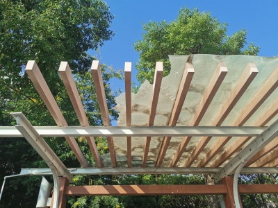 公园凉亭棚顶破损，市民担心安全隐患！相关部门：已预定材料尽快修复