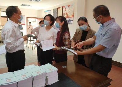 刘锐清带队到挂点社区宣传《梅州市文明行为促进条例》