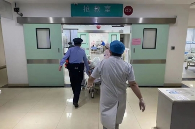 “走，上警车！”男子被虫咬伤生命垂危，民警紧急送医成功抢救
