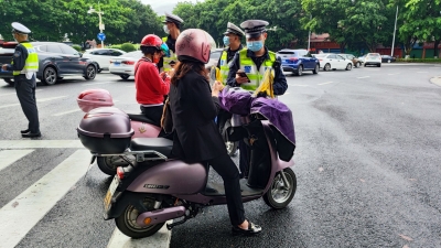 请按道行驶！交警整治非机动车违法行为