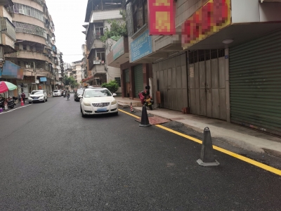 店门前设路障不让停放，商家、车主各有各的“理”…梅城这条路有点乱