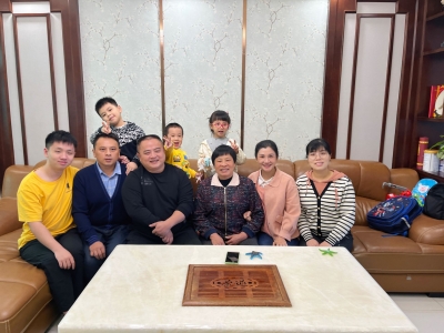 第五届“梅州市文明家庭”张海华家庭：和美一家  爱及“大家”  