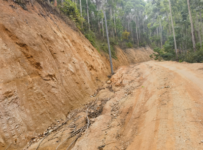 两镇交界村道修两头，留下中段砂土路没钱修？附近村民盼早日硬底！