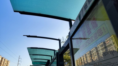 新闻追踪：新县城一穿顶的公交站亭修好了