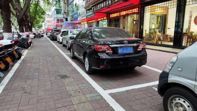 彬芳大道人行道施划11个停车位，周边住户“停车难”得到缓解