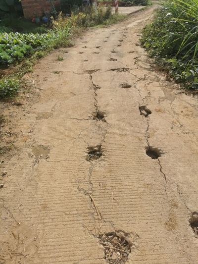 道路硬底化突然停工，路面坑洼困扰村民…村干部解释：近期会重新开工
