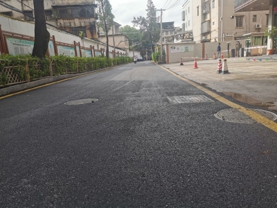 “哐当哐当…”井盖松动发出异响，住户失眠好烦恼，相关部门：马上处理！