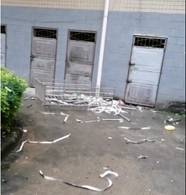兴宁一小区住房深夜煤气瓶闪爆，现场一片狼藉…