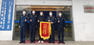 车主高速上突然昏迷，同乘人员口吐白沫…幸好他们及时发现化解险情！