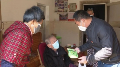 送药上门传递温情！丰顺汤坑埔河村党员干部“结对帮扶”独居老人