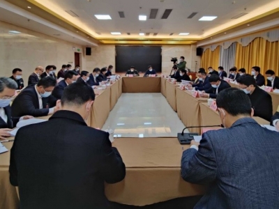 市八届人大二次会议主席团举行第三次会议