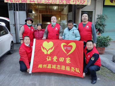 一流浪汉进快餐店吃饭，打烊还不离开！老板娘与其交谈后，决定……