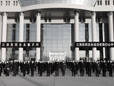 江泽民同志遗体由专机敬移北京 习近平等党和国家领导同志到机场迎灵
