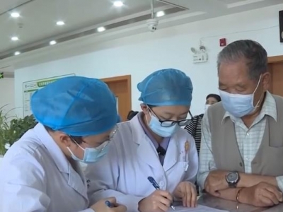 牢牢抓住优化防控策略主动权 接种三剂疫苗死亡风险下降9.3倍