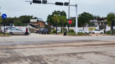 “10元一次”收停车费！梅城新峰路有人拿物占位，引导车辆停路边