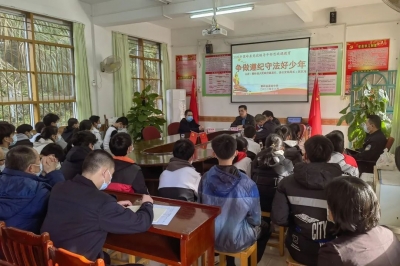 吴东海同志走进蕉岭县蓝坊中学上思政课