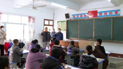 汕头市客属海外联谊会携手企业到黄金镇开展爱心助学活动