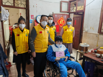 一学子患病无法行走，母亲背其上下学！兴宁这个协会给他们送去温暖！