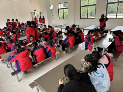 开饭啦！广州市番禺区援建棉洋中学饭堂正式上线