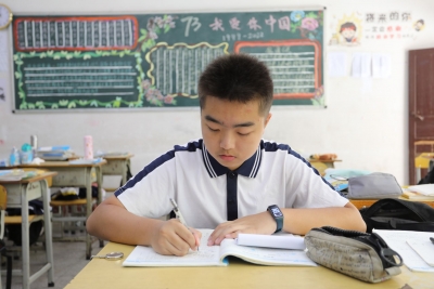 践行科学与文明 传递青春正能量！记2022年梅州“新时代好少年”曾鸣钧