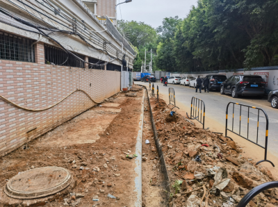 赞！梅城这一小段路绿化带改人行道，周边居民出入将更安心！