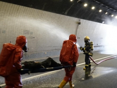 隧道内货车被追尾，还载有危险品！是演练，莫惊！