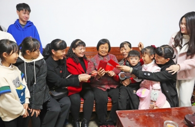 大年初二，姊妹齐齐回娘家！四代同堂十分幸福！