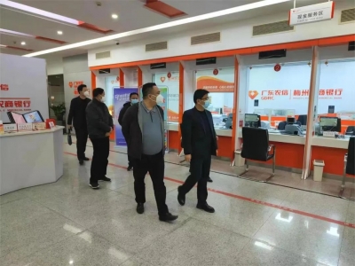 张贤亮走访慰问梅县区财税金融系统年终决算一线干部职工