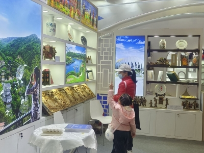 无边光景引来点赞 梅州元素融入湾区！梅州文创企业参加深圳文博会侧记之四