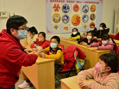 巧手剪纸贺新春！客家剪纸非遗文化走进梅江区新中社区