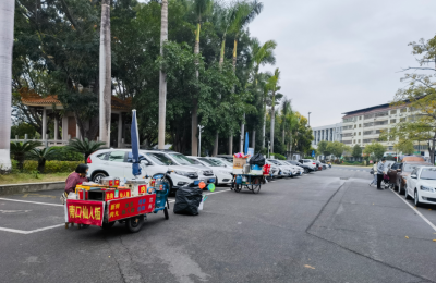 剑英公园正门，经常有流动摊贩占车位摆卖，市民有意见…