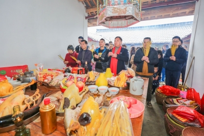 “敬祖宗”、吃团圆饭…这位香港乡贤留梅过了个年味十足的“客家年” 