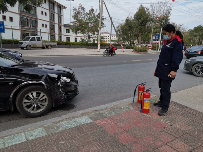 加油站入口车辆碰撞漏油，加油员防患于未“燃”！