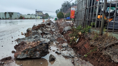 G206线城北部分路段施工废料多！占用车道存隐患，市民出行不安全