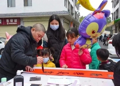 梅州市文艺志愿者走进平远热柘乡村，把新春祝福送进千家万户！