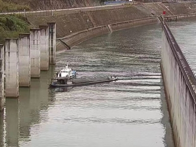 一艘满载货船螺旋桨被缠绕，船舶失控！危急时刻，他们赶来了…