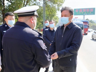 黄增国、凌晓文看望慰问坚守岗位一线工作人员