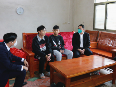 邓强到兴宁市龙田镇走访慰问困难群众