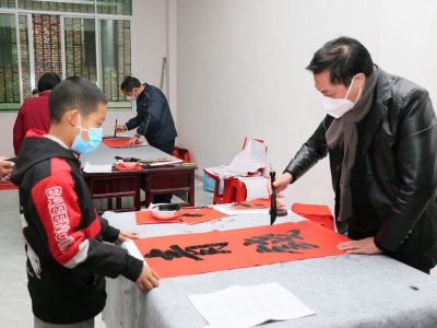 平远县河头镇开展迎春送福写春联活动